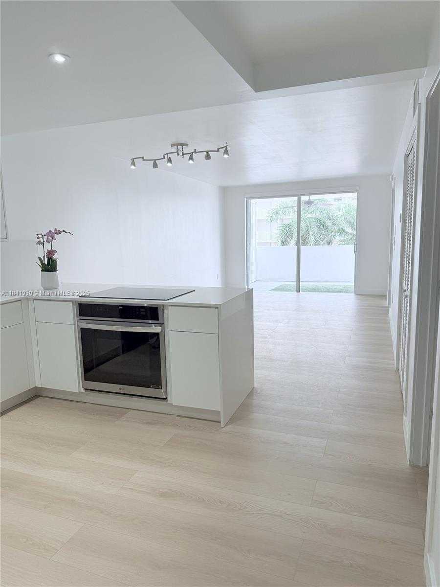 Small Image of 1331 LINCOLN RD #502, Miami Beach Number 5
