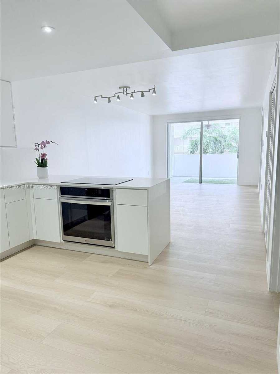 Small Image of 1331 LINCOLN RD #502, Miami Beach Number 8
