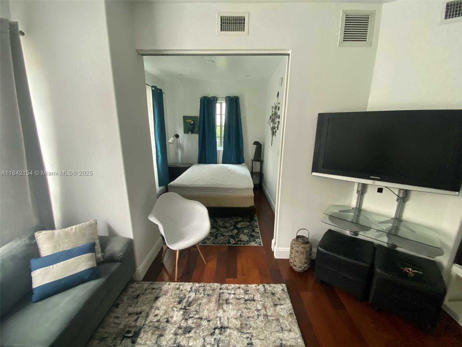 Small Image of 526 15TH ST #8, Miami Beach Number 3