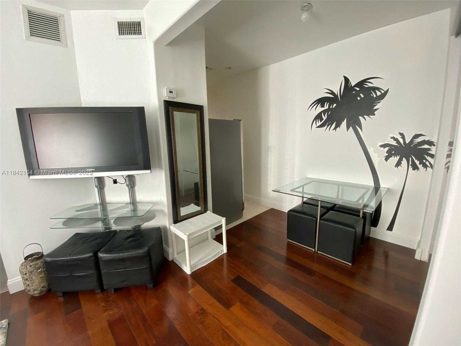 Small Image of 526 15TH ST #8, Miami Beach Number 4