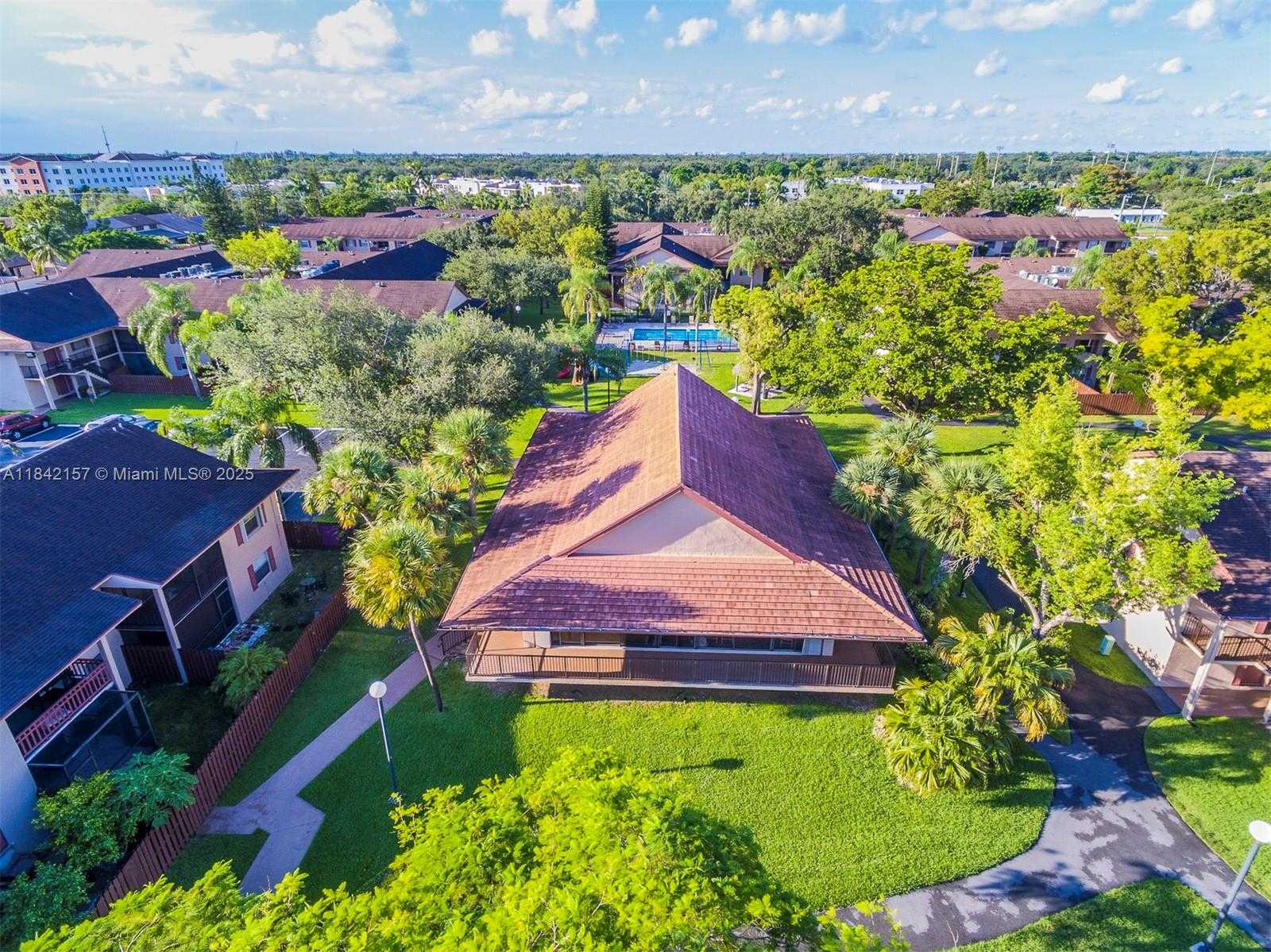 Small Image of 11209 SW 88th St, Miami, FL 33173, USA Number 2
