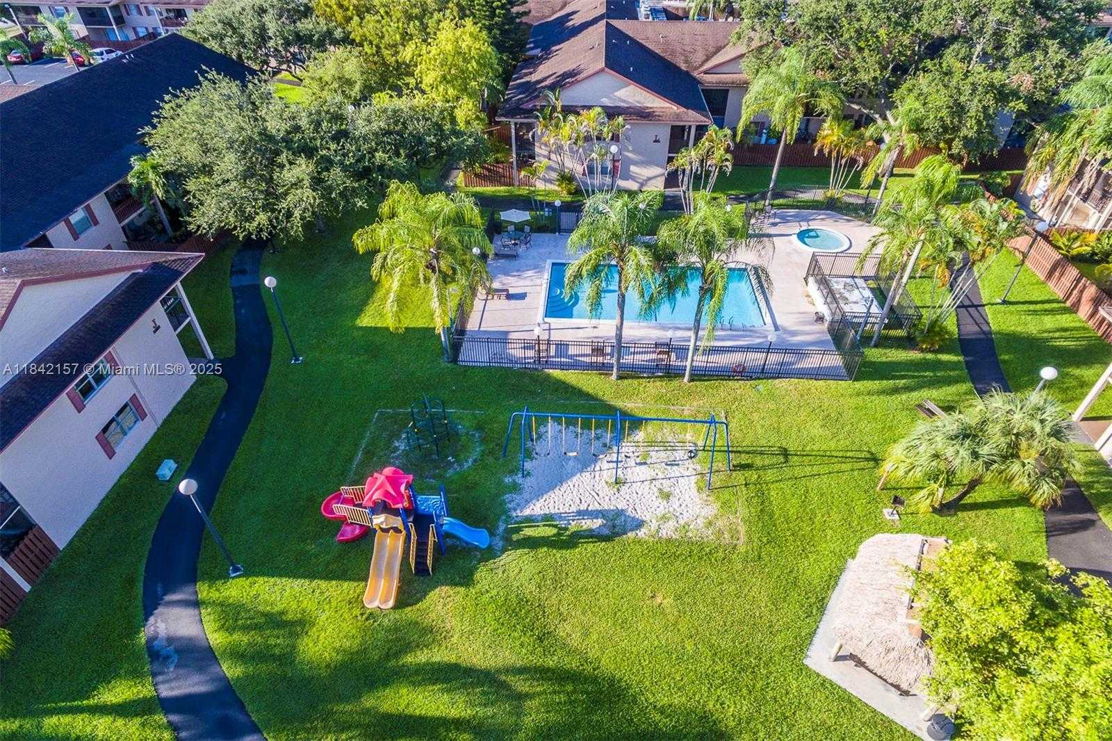 Small Image of 11209 SW 88th St, Miami, FL 33173, USA Number 3