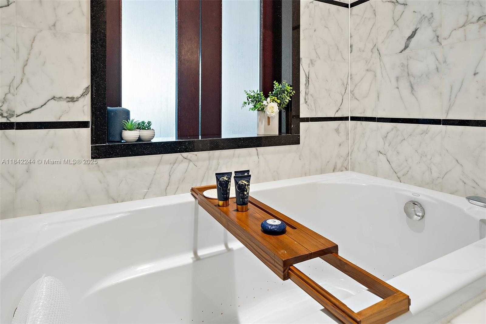 Small Image of 4391 COLLINS AVE #802, Miami Beach Number 27