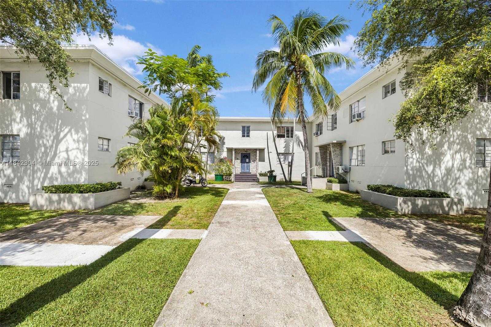 Small Image of 8320 CRESPI BLVD #12, Miami Beach Number 11