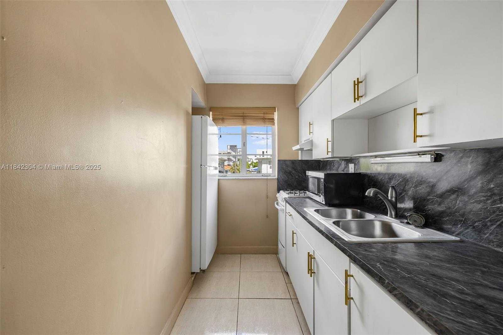 Small Image of 8320 CRESPI BLVD #12, Miami Beach Number 5