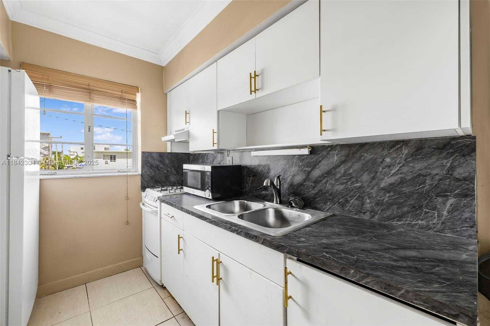 Small Image of 8320 CRESPI BLVD #12, Miami Beach Number 6