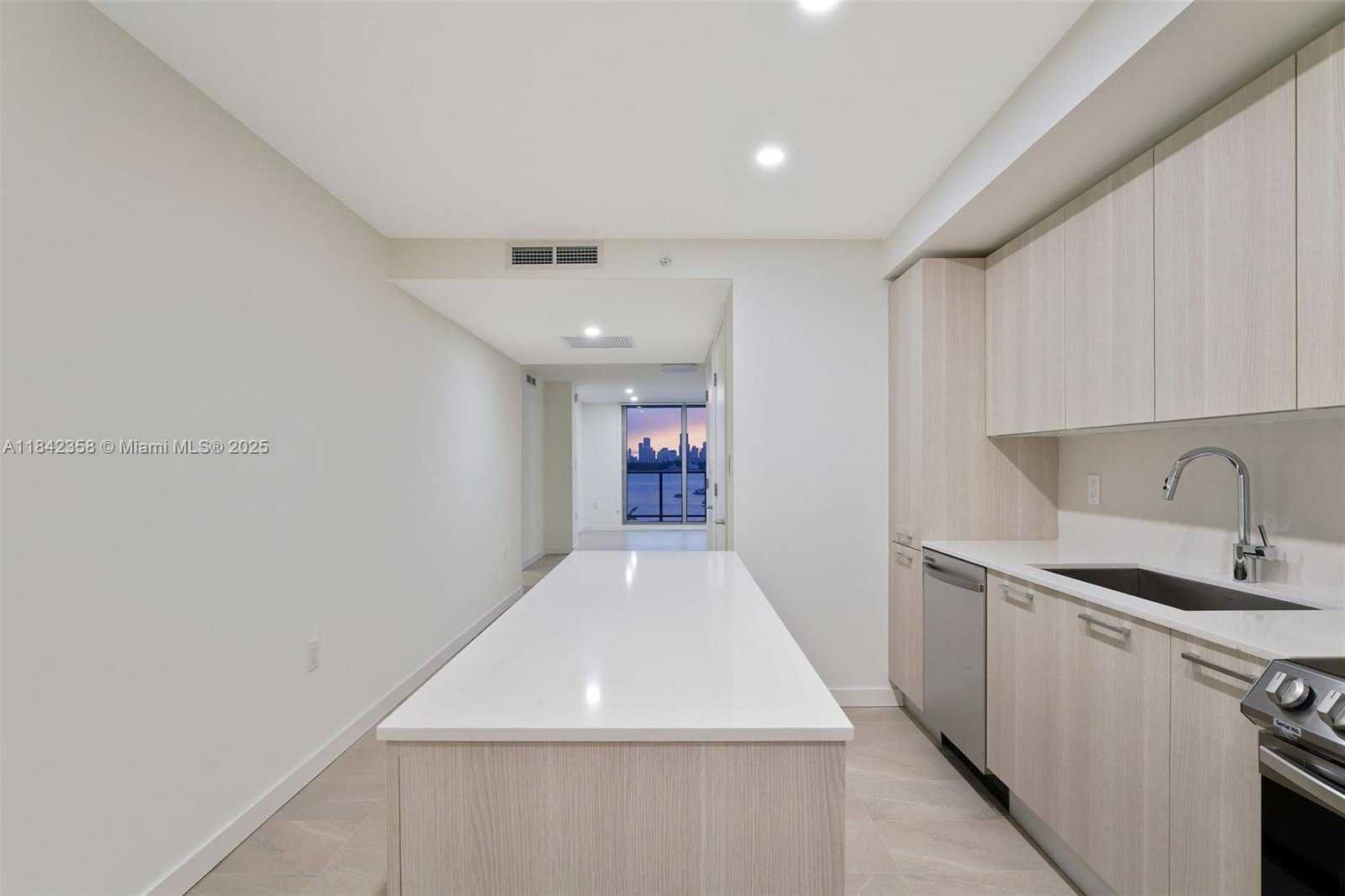 Small Image of 1500 BAY RD #N-0302, Miami Beach Number 3