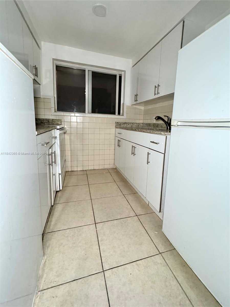 Small Image of 7629 DICKENS AVE #8, Miami Beach Number 13