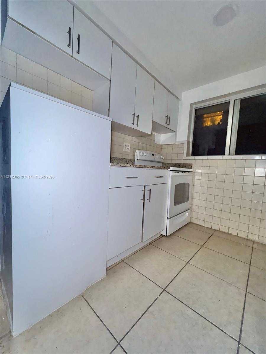 Small Image of 7629 DICKENS AVE #8, Miami Beach Number 14