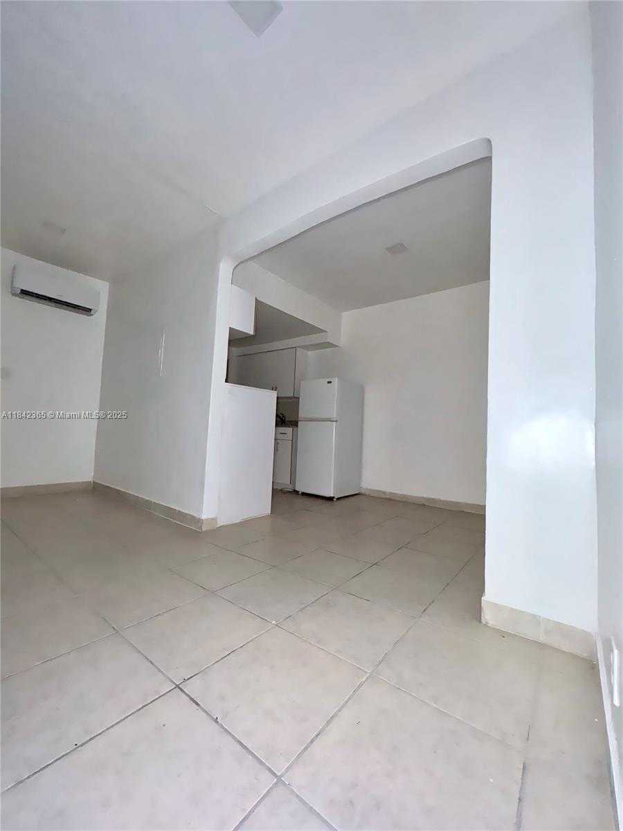 Small Image of 7629 DICKENS AVE #8, Miami Beach Number 15