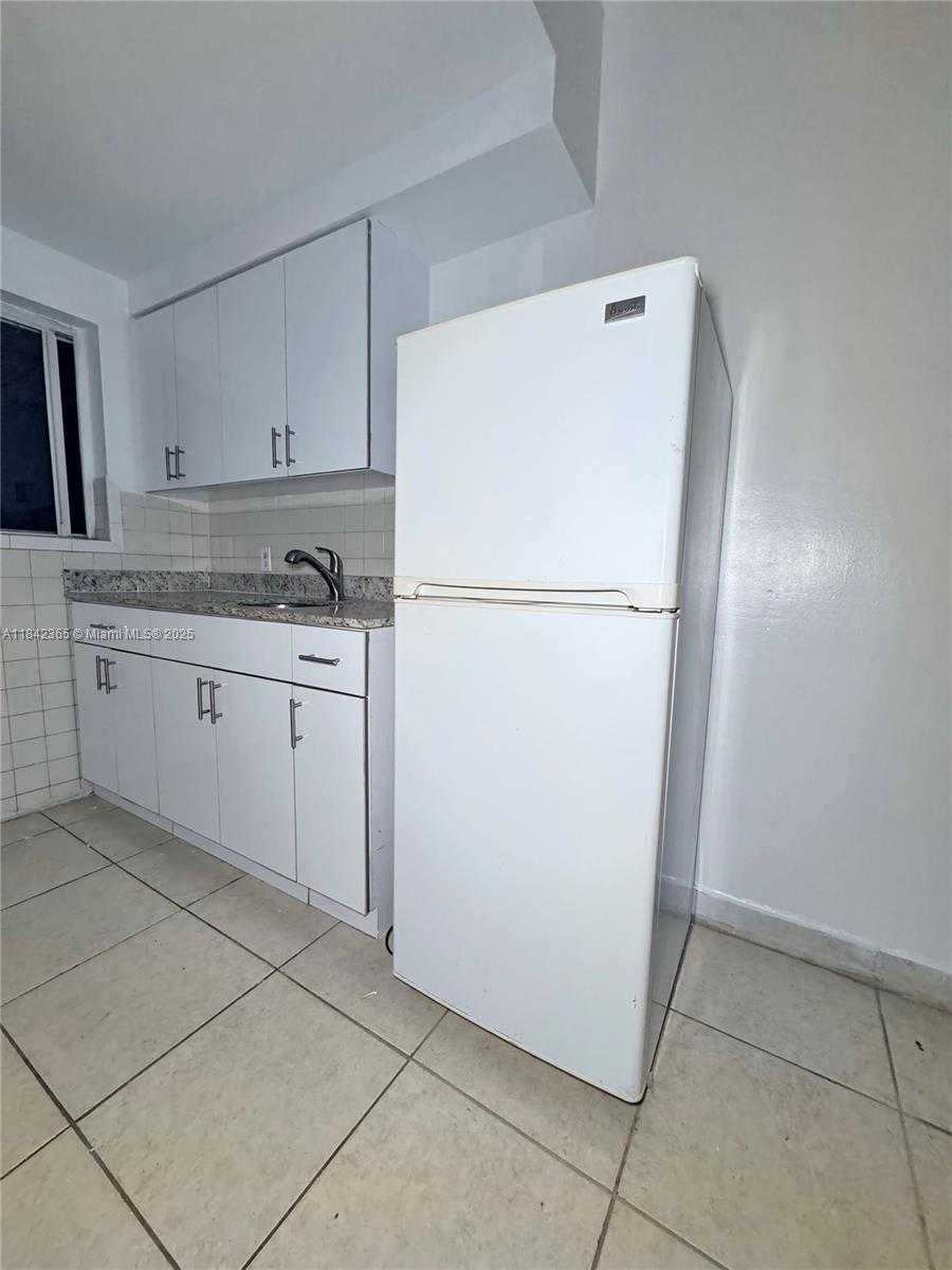 Small Image of 7629 DICKENS AVE #8, Miami Beach Number 4