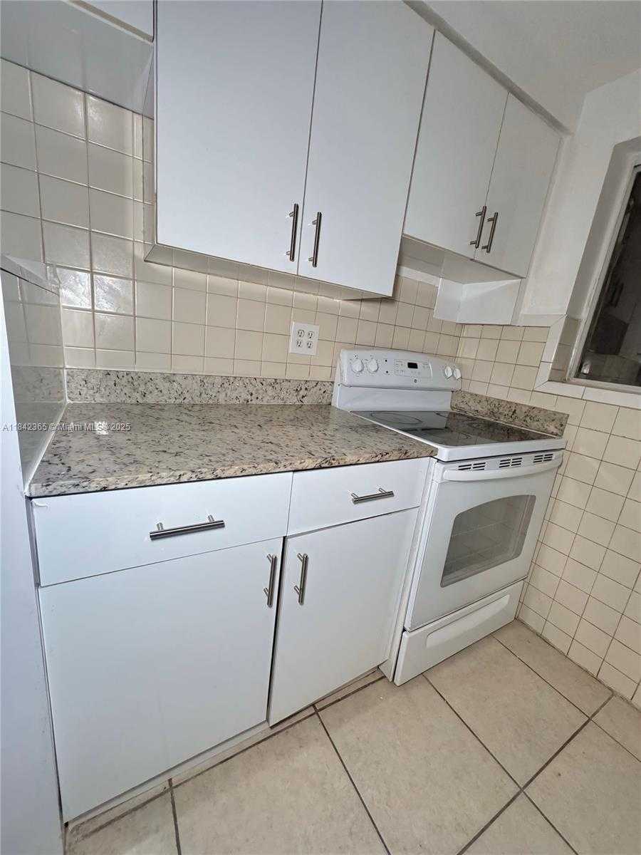 Small Image of 7629 DICKENS AVE #8, Miami Beach Number 5