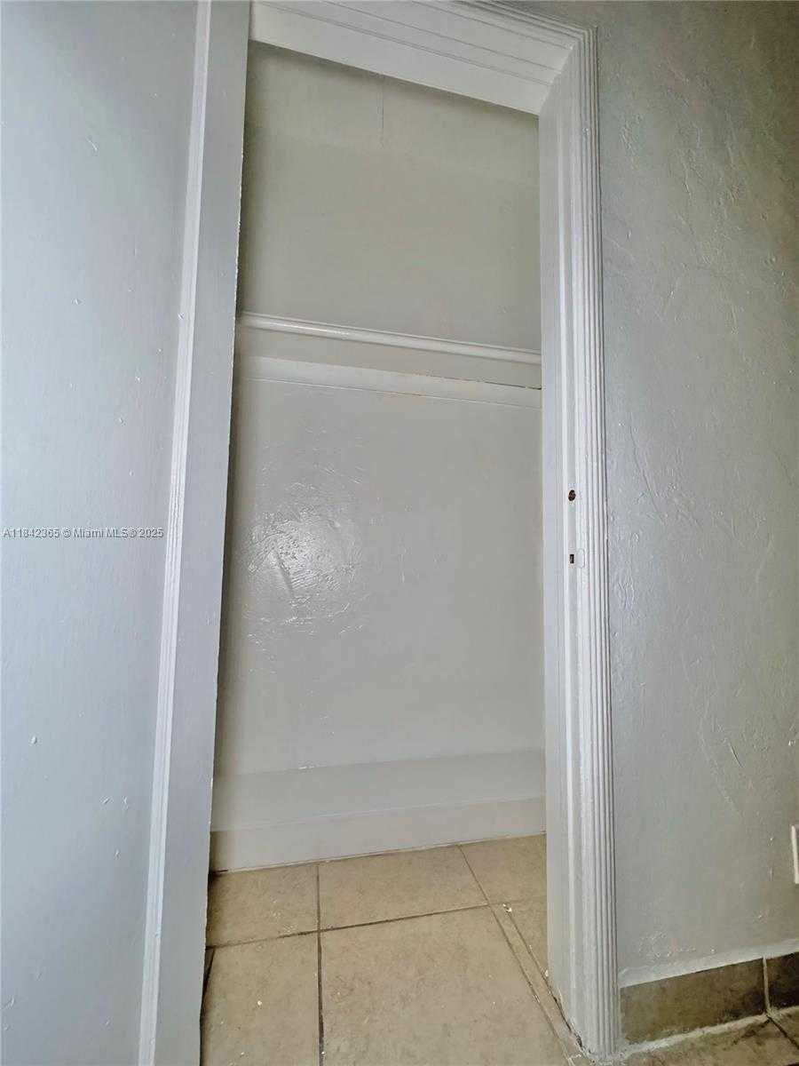 Small Image of 7629 DICKENS AVE #8, Miami Beach Number 9