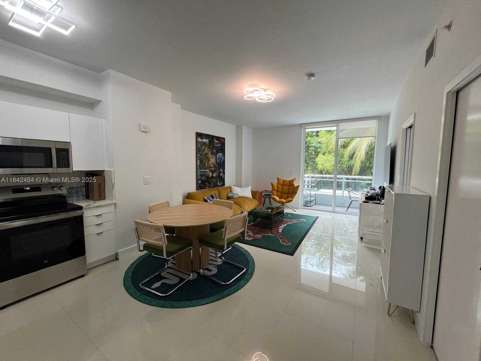 Small Image of 2020 PRAIRIE AVE #205, Miami Beach Number 3