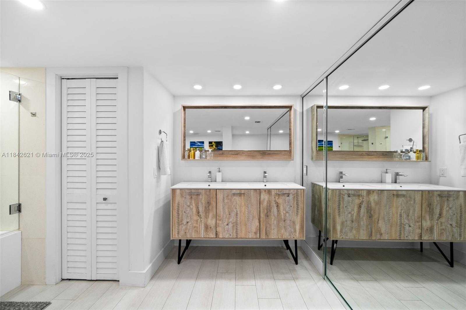 Small Image of 600 GRAPETREE DR #9CN, Key Biscayne Number 24