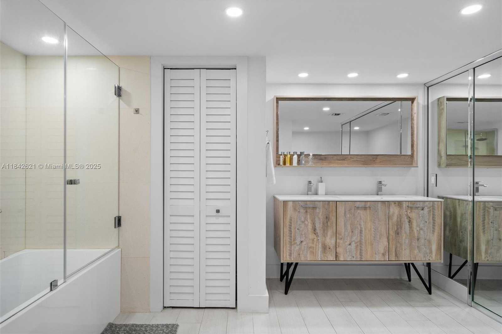 Small Image of 600 GRAPETREE DR #9CN, Key Biscayne Number 26