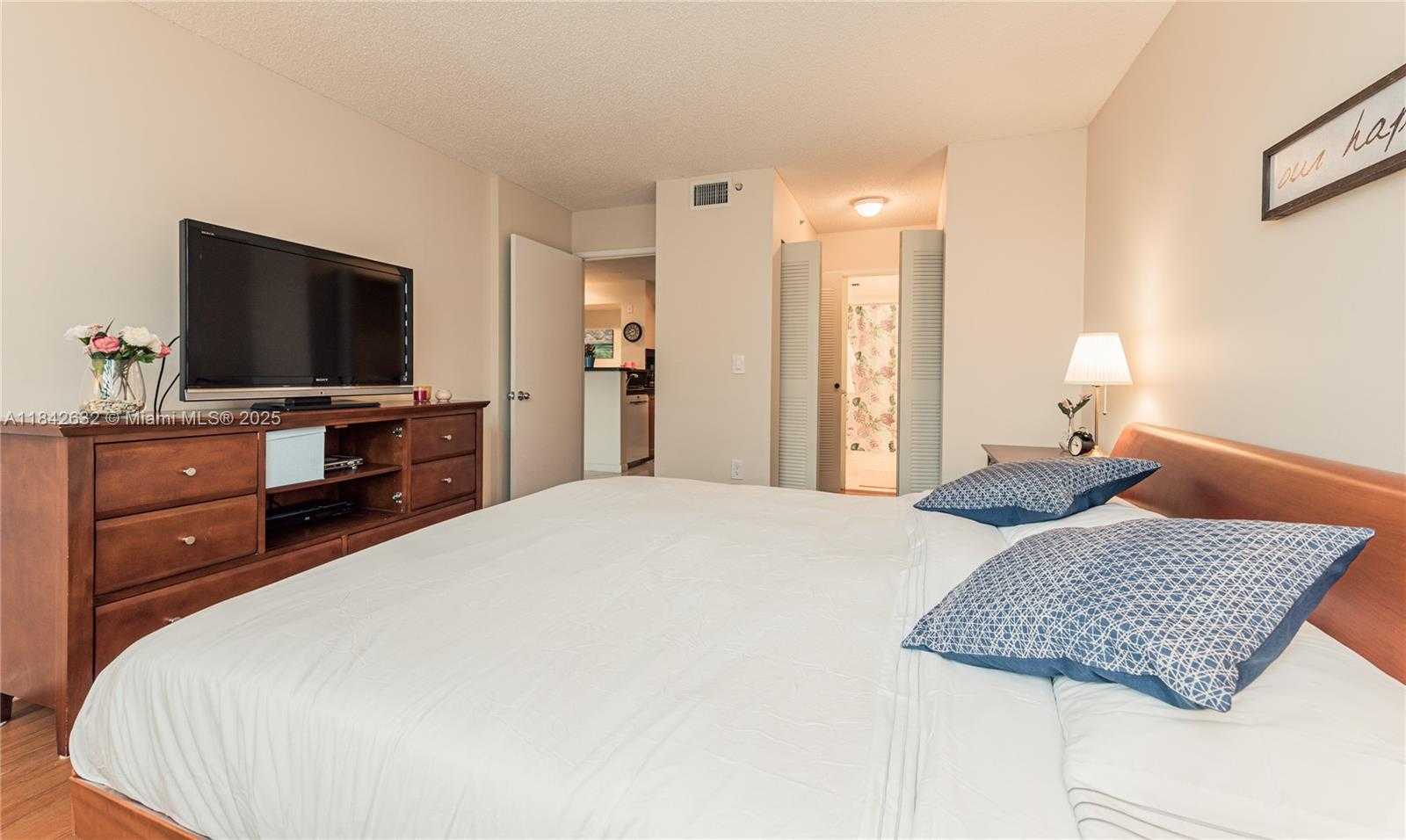 Small Image of 19801 EAST COUNTRY CLUB DR #4303, Aventura Number 19