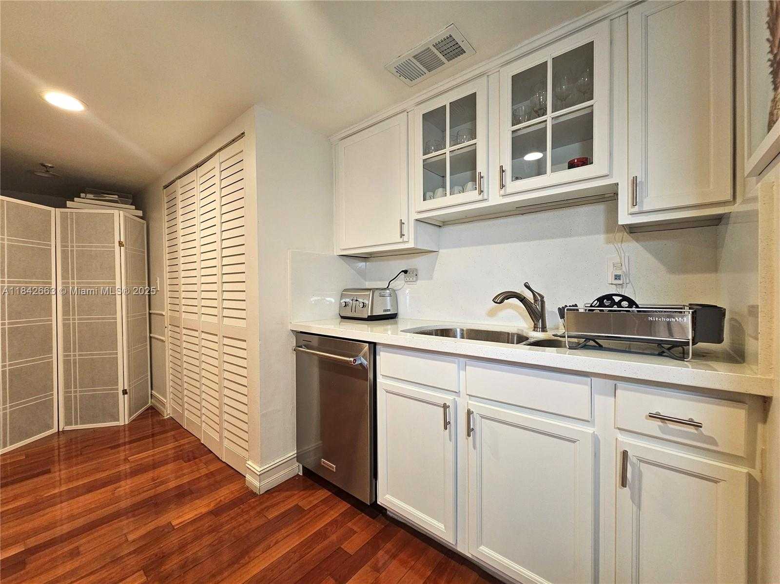 Small Image of 3200 COLLINS AVE #9-6, Miami Beach Number 3