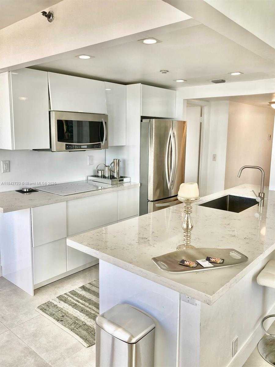 Small Image of 2555 COLLINS AVE #PH214, Miami Beach Number 5