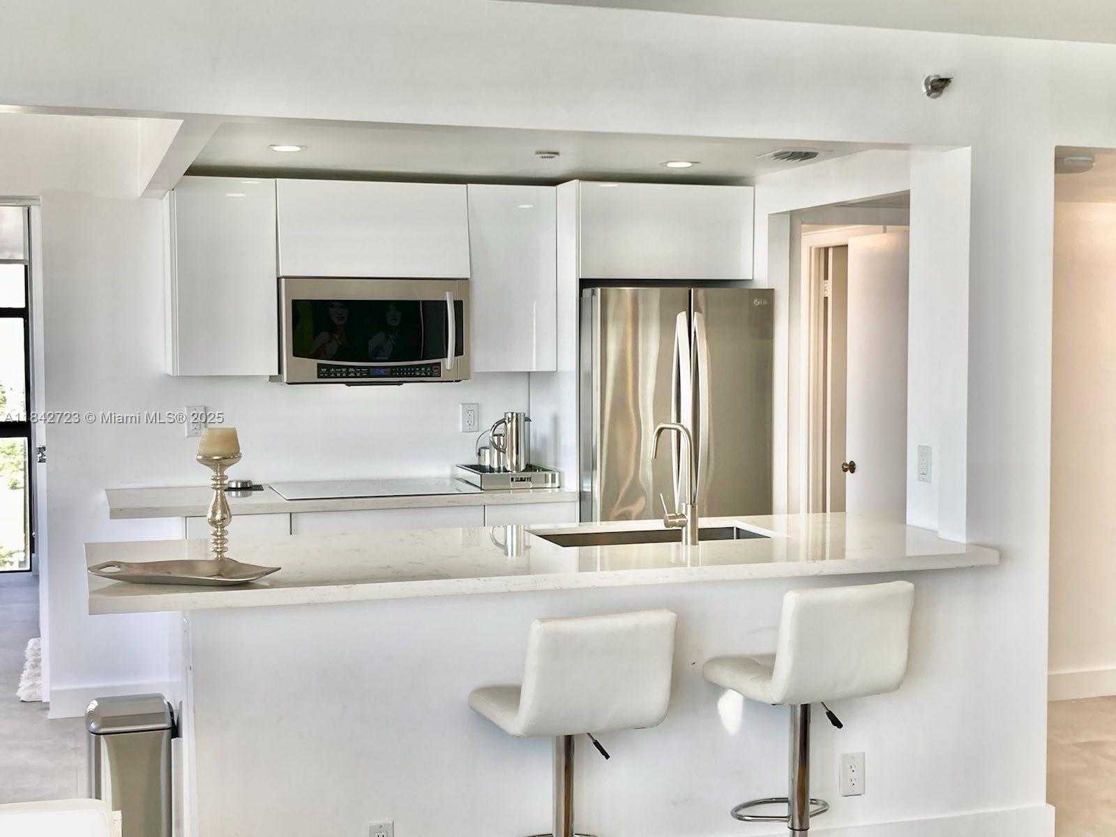 Small Image of 2555 COLLINS AVE #PH214, Miami Beach Number 6