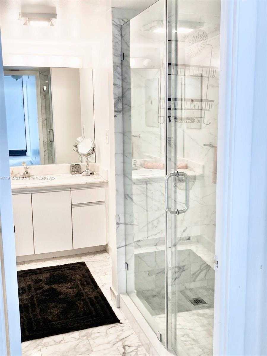 Small Image of 2555 COLLINS AVE #PH214, Miami Beach Number 9