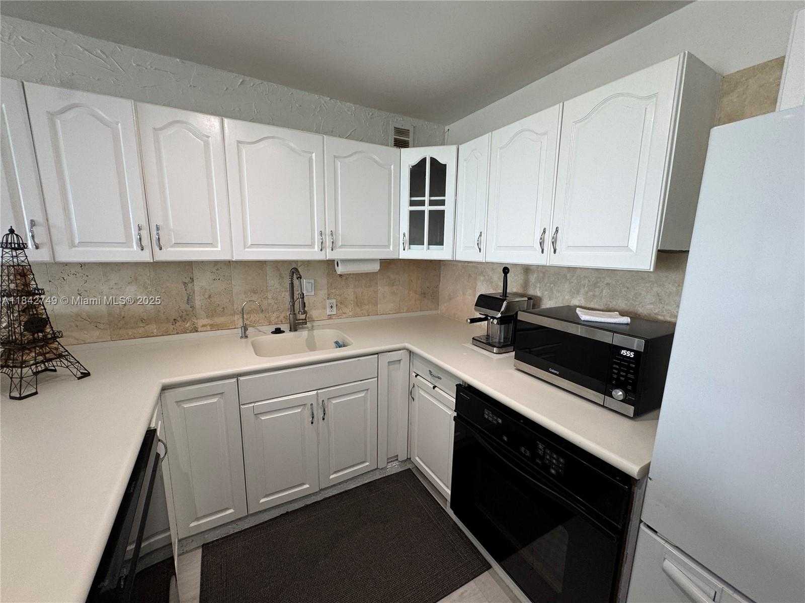 Small Image of 100 BAYVIEW DR #2023, Sunny Isles Beach Number 21