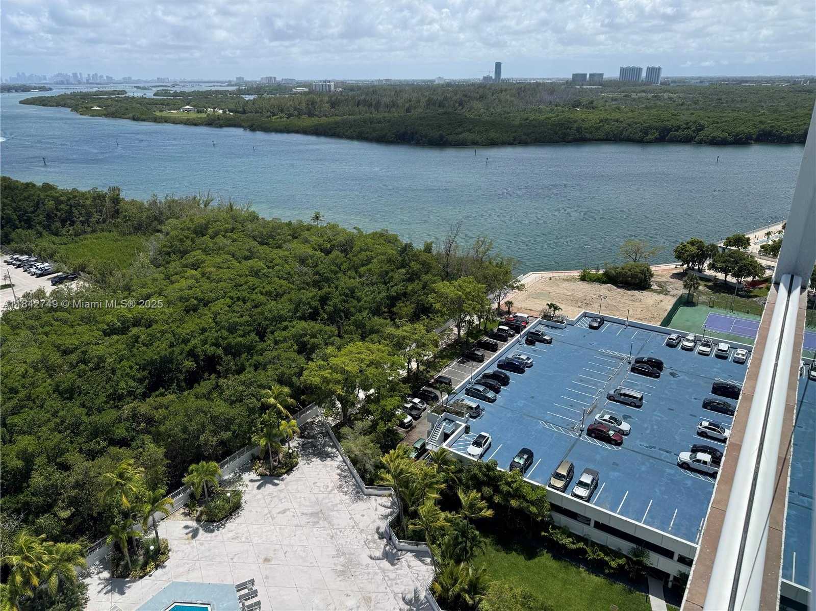 Small Image of 100 BAYVIEW DR #2023, Sunny Isles Beach Number 4