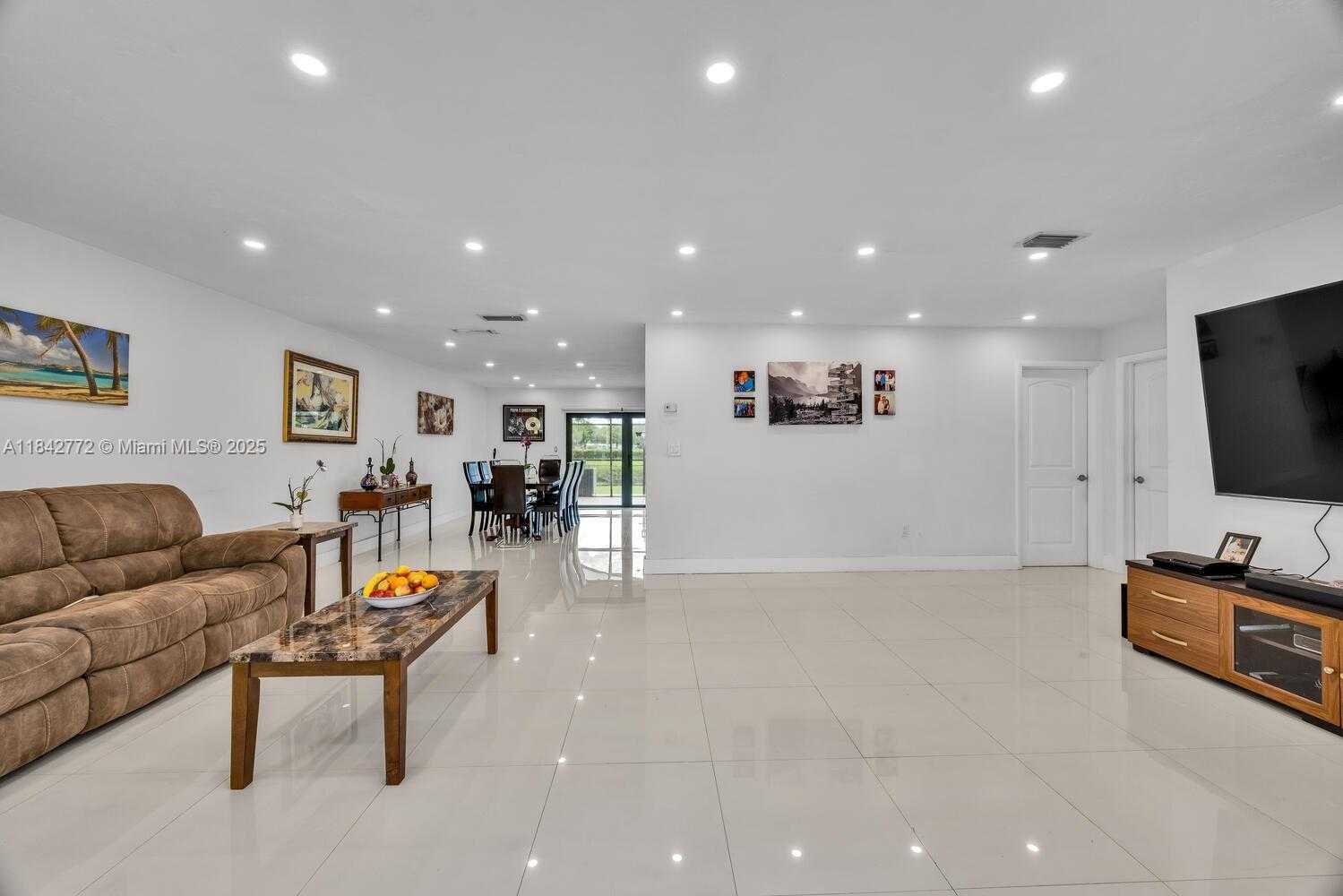 Small Image of 12313 SOUTH WEST 110TH S CANAL ST RD, Miami Number 4