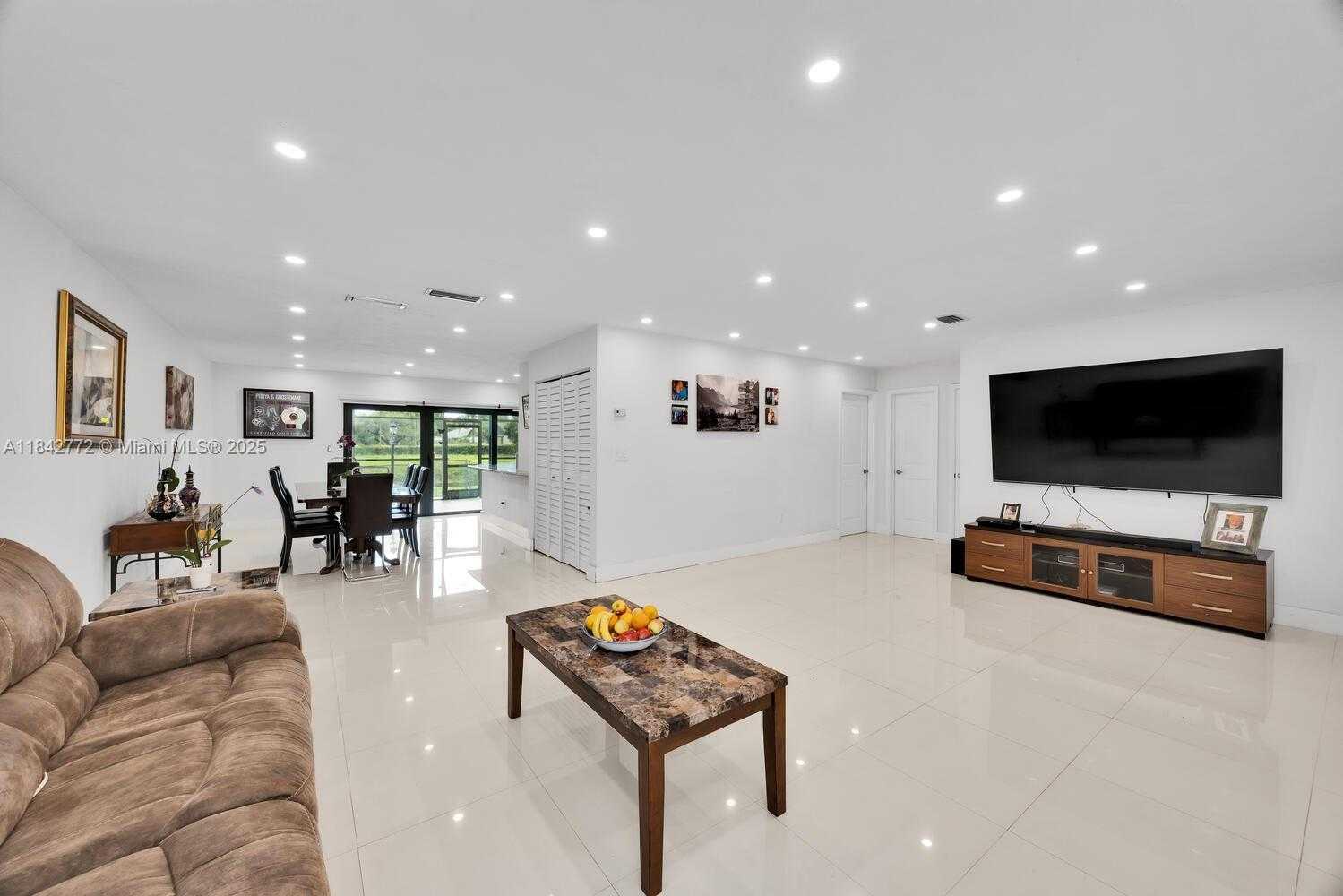 Small Image of 12313 SOUTH WEST 110TH S CANAL ST RD, Miami Number 5