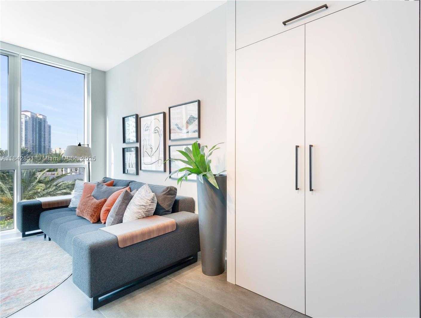 Small Image of 50 SOUTH POINTE DR #609, Miami Beach Number 12