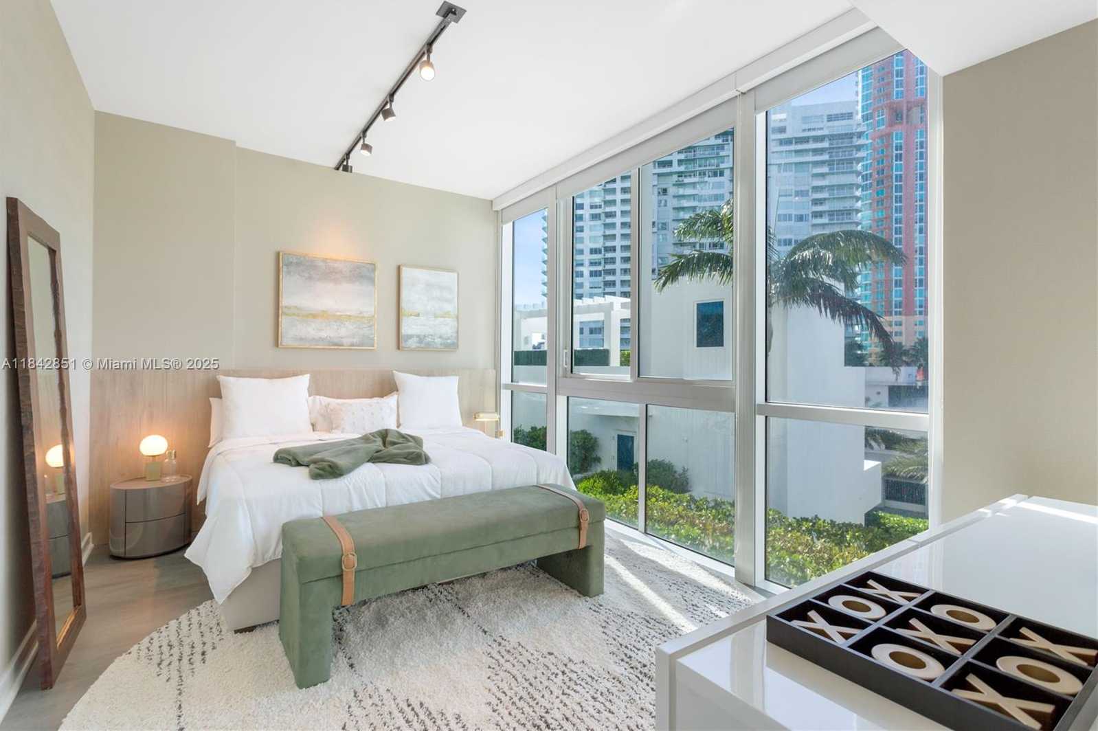Small Image of 50 SOUTH POINTE DR #609, Miami Beach Number 13