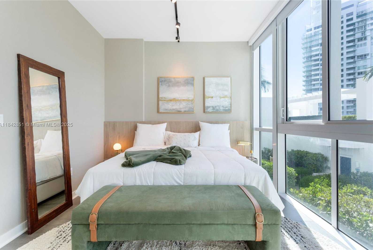 Small Image of 50 SOUTH POINTE DR #609, Miami Beach Number 14