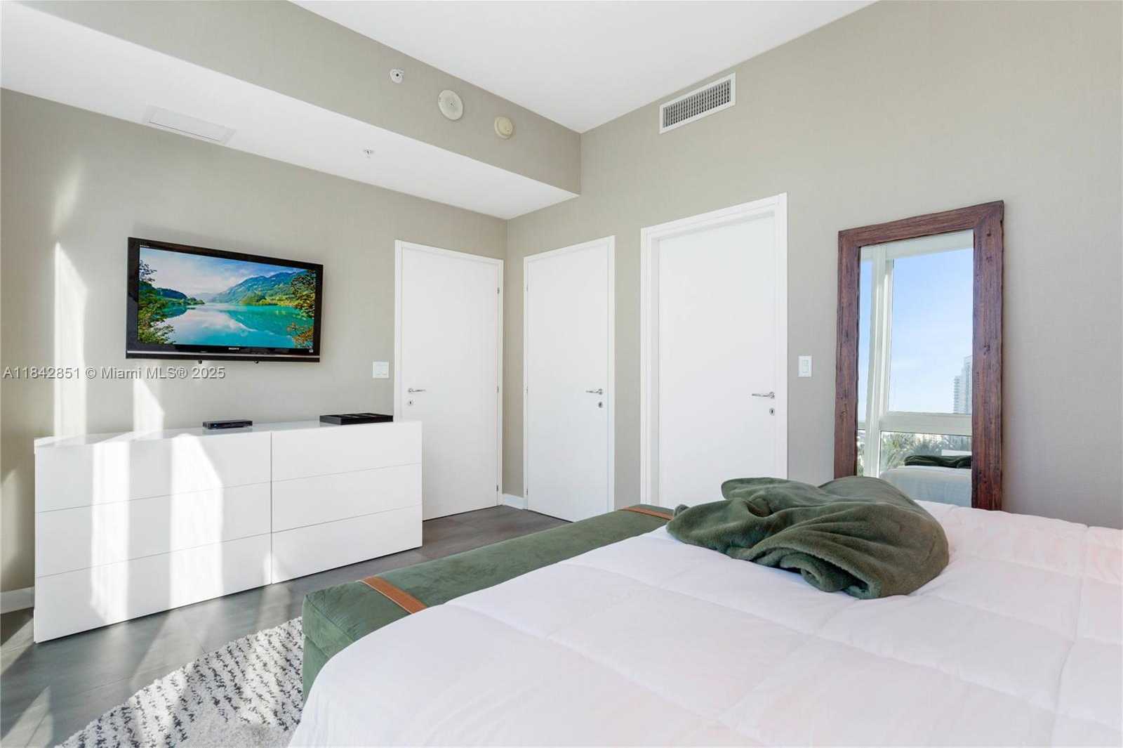 Small Image of 50 SOUTH POINTE DR #609, Miami Beach Number 15