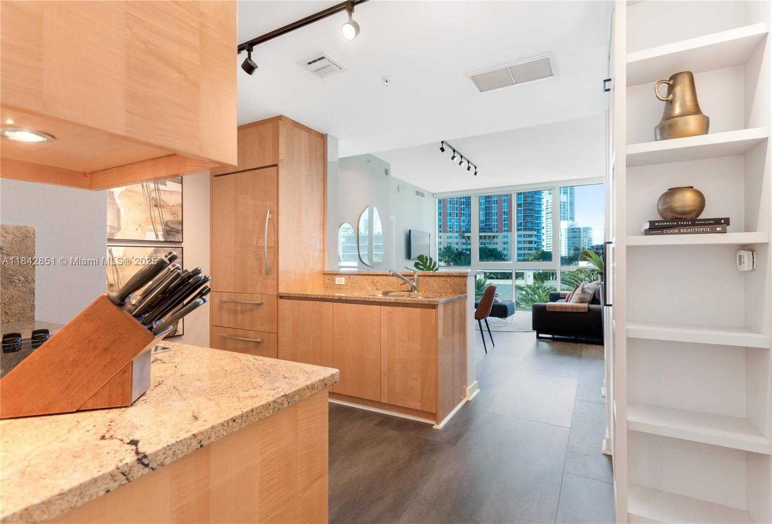 Small Image of 50 SOUTH POINTE DR #609, Miami Beach Number 3