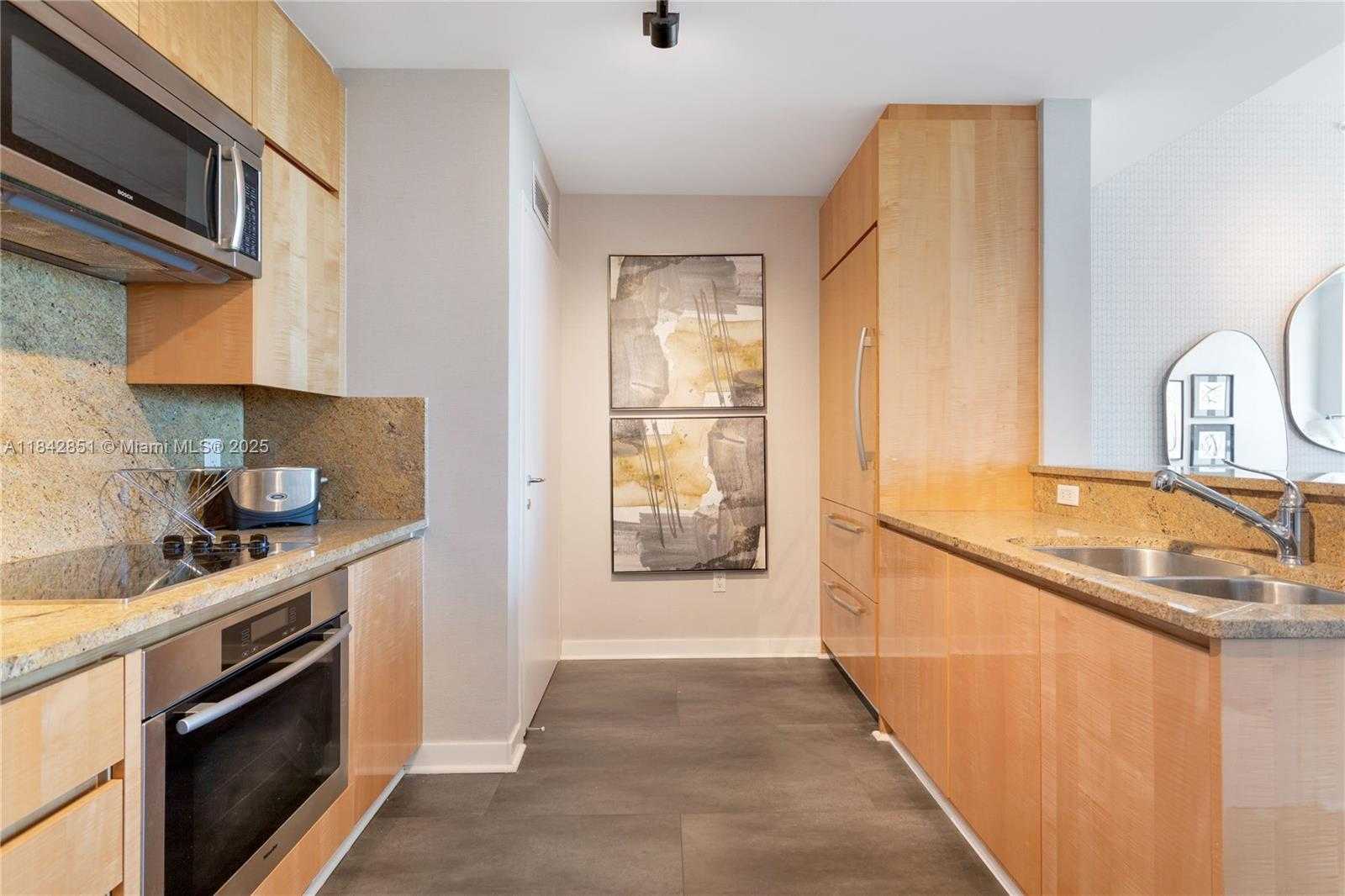 Small Image of 50 SOUTH POINTE DR #609, Miami Beach Number 4