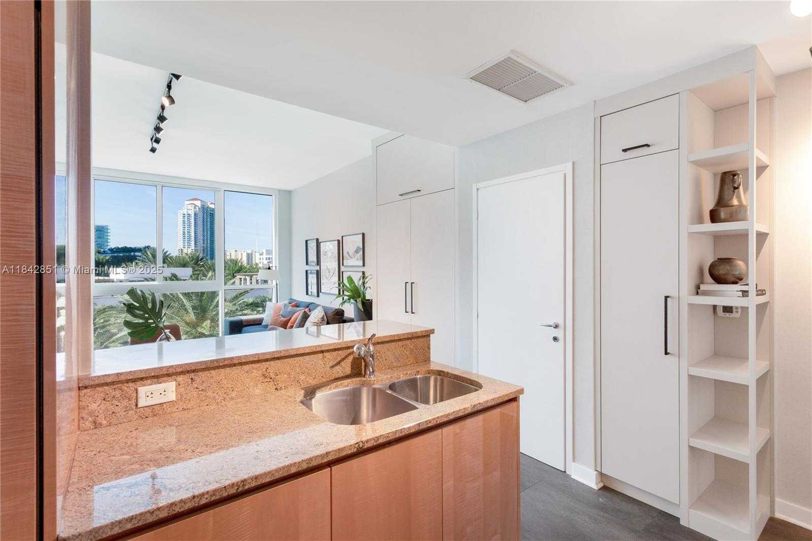Small Image of 50 SOUTH POINTE DR #609, Miami Beach Number 7