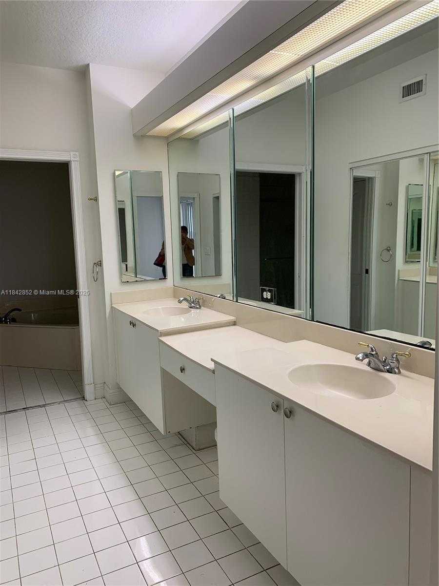 Small Image of 10730 NORTH WEST 66TH ST #305, Doral Number 5