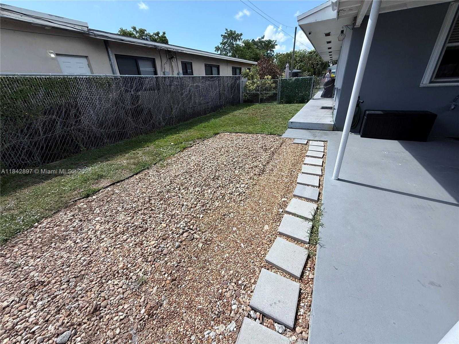 Small Image of 2235 COOLIDGE #2, Hollywood Number 12