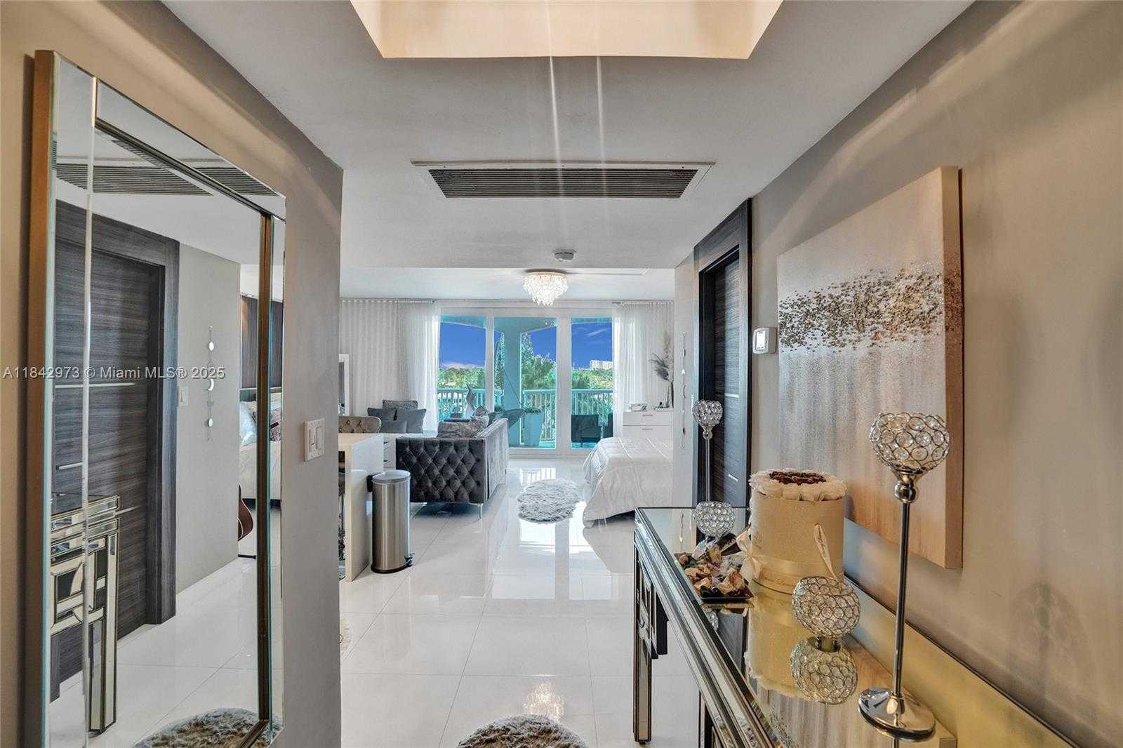 Small Image of 5401 COLLINS AVE #424, Miami Beach Number 17