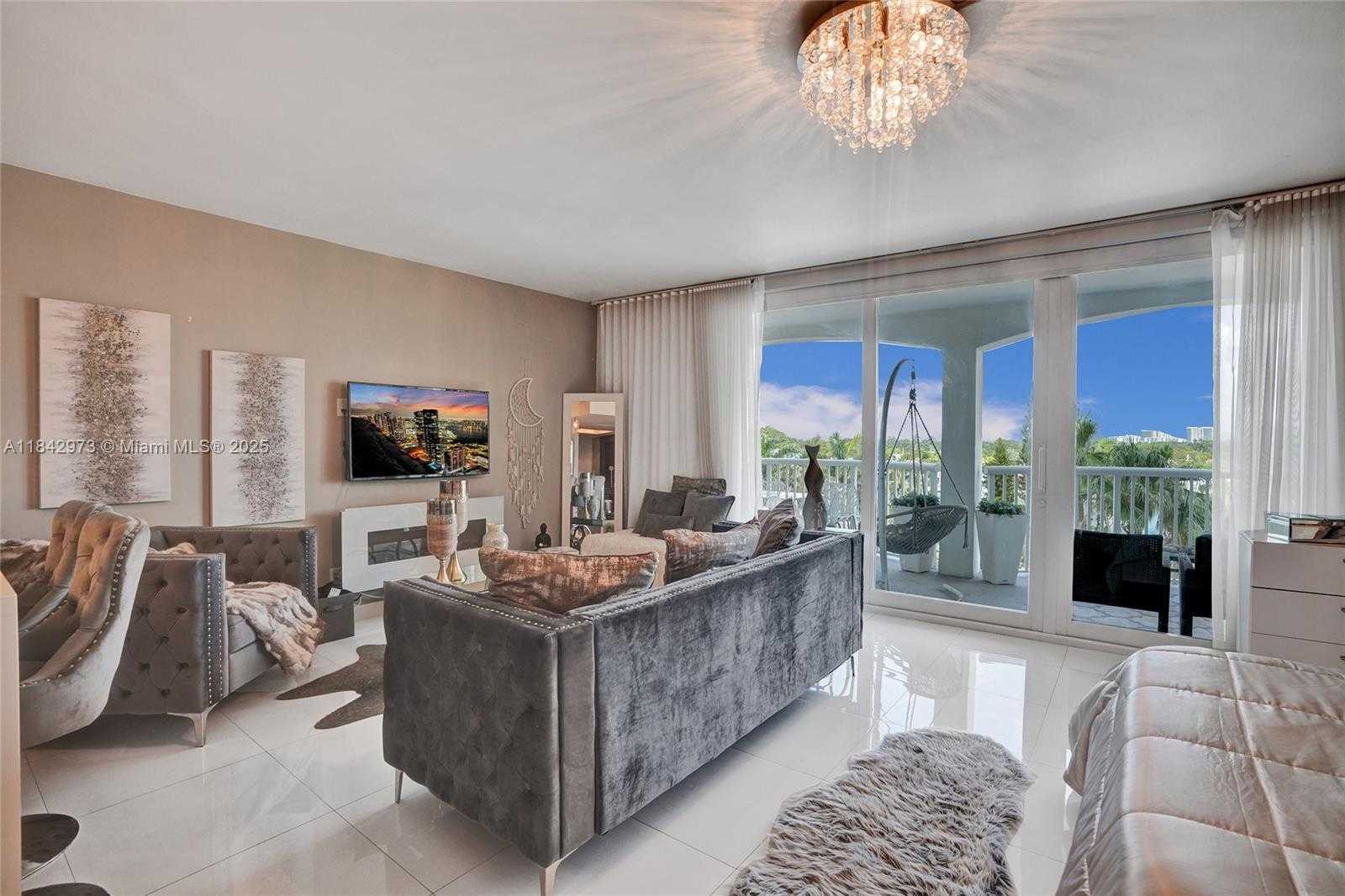 Small Image of 5401 COLLINS AVE #424, Miami Beach Number 4