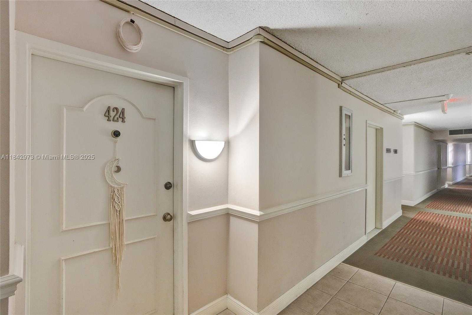 Small Image of 5401 COLLINS AVE #424, Miami Beach Number 6
