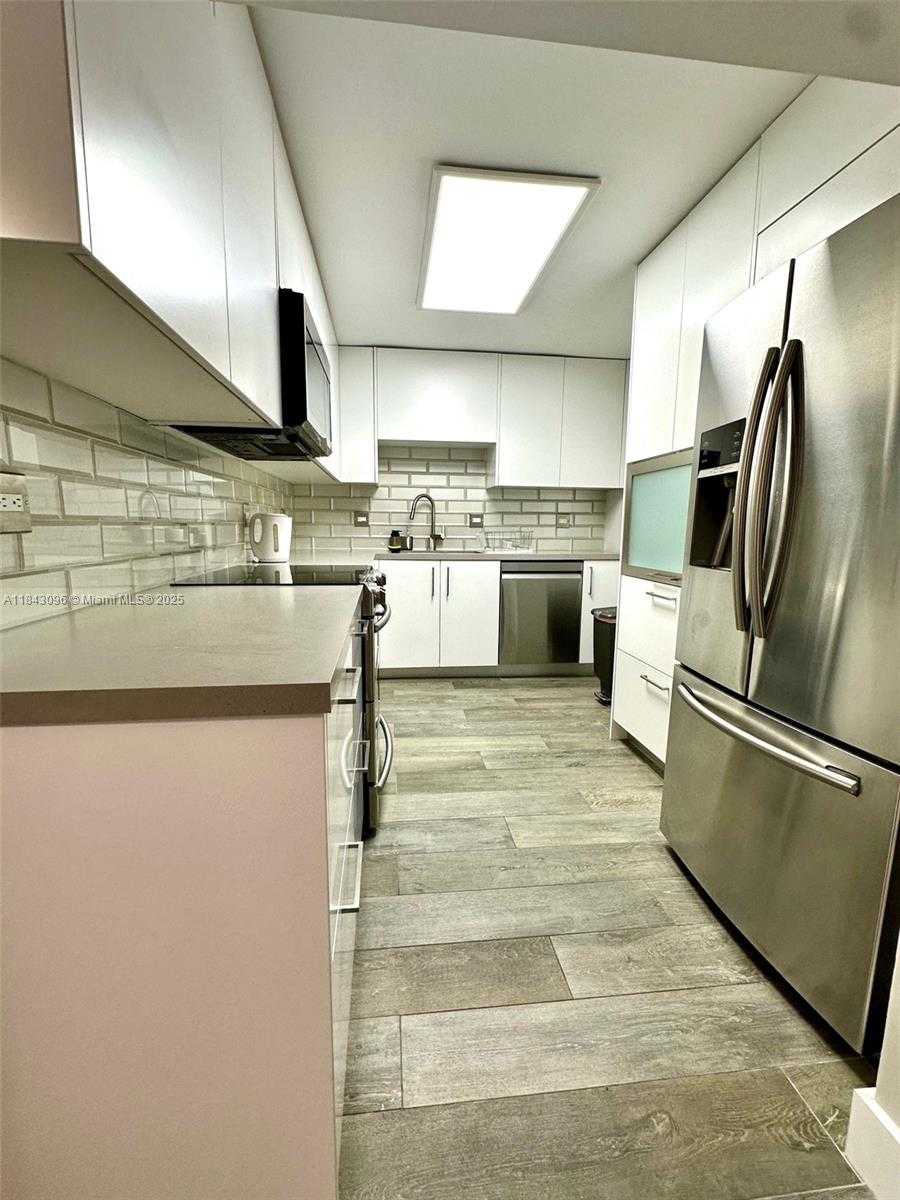 Small Image of 6039 COLLINS AVE #623, Miami Beach Number 2
