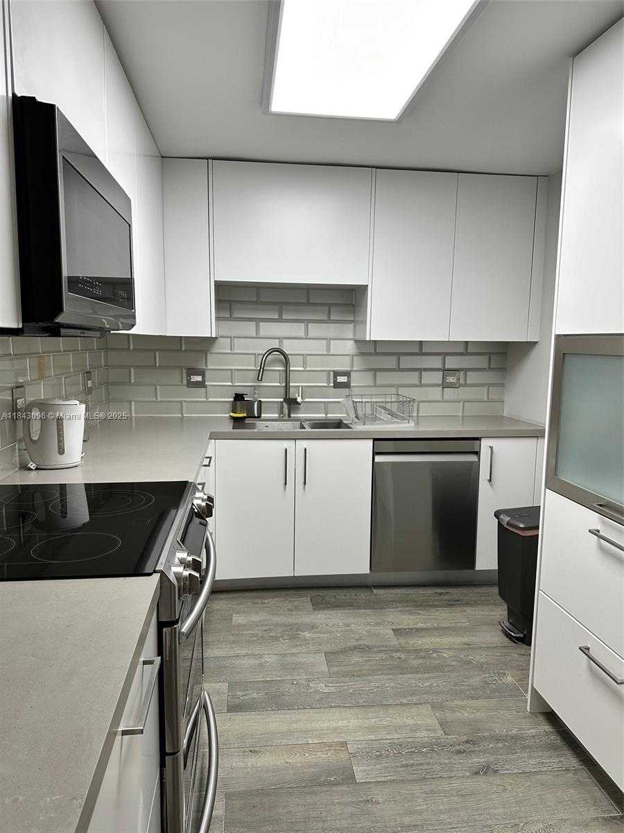 Small Image of 6039 COLLINS AVE #623, Miami Beach Number 3