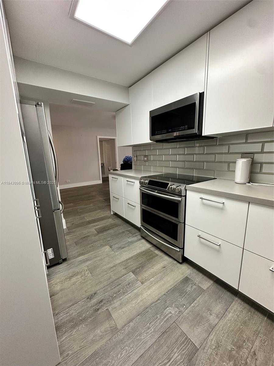 Small Image of 6039 COLLINS AVE #623, Miami Beach Number 4