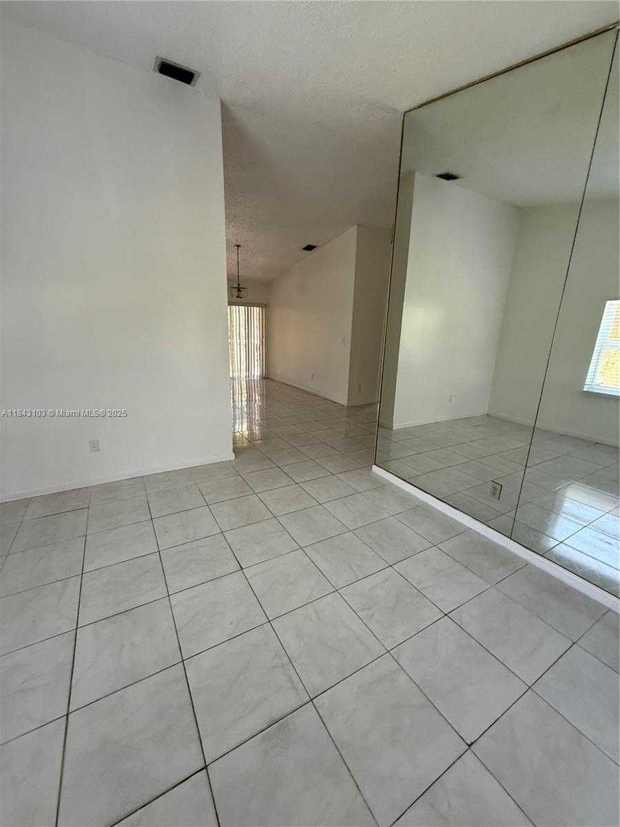 Small Image of 3794 FLORIDA AVE #3794, Miami Number 2