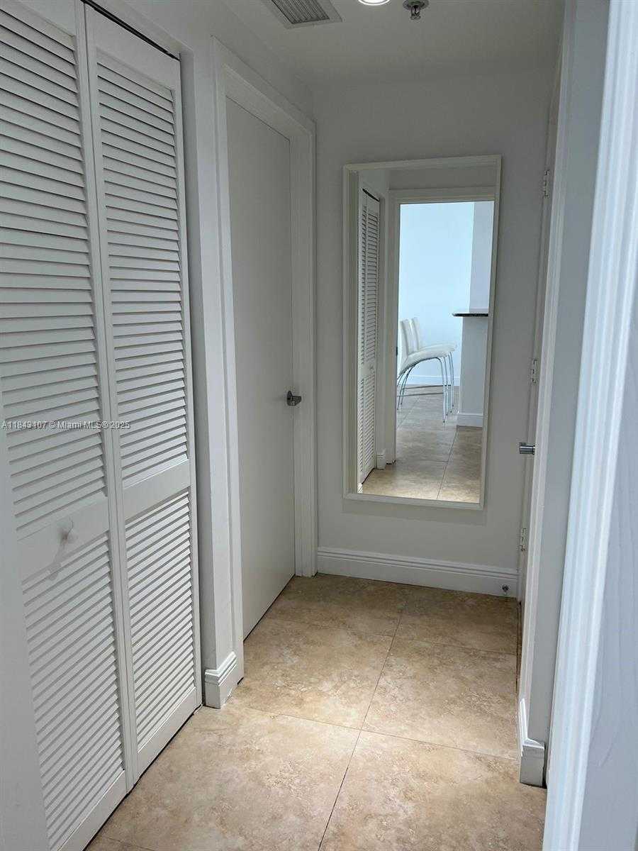 Small Image of 335 SOUTH BISCAYNE BLVD #2910, Miami Number 17