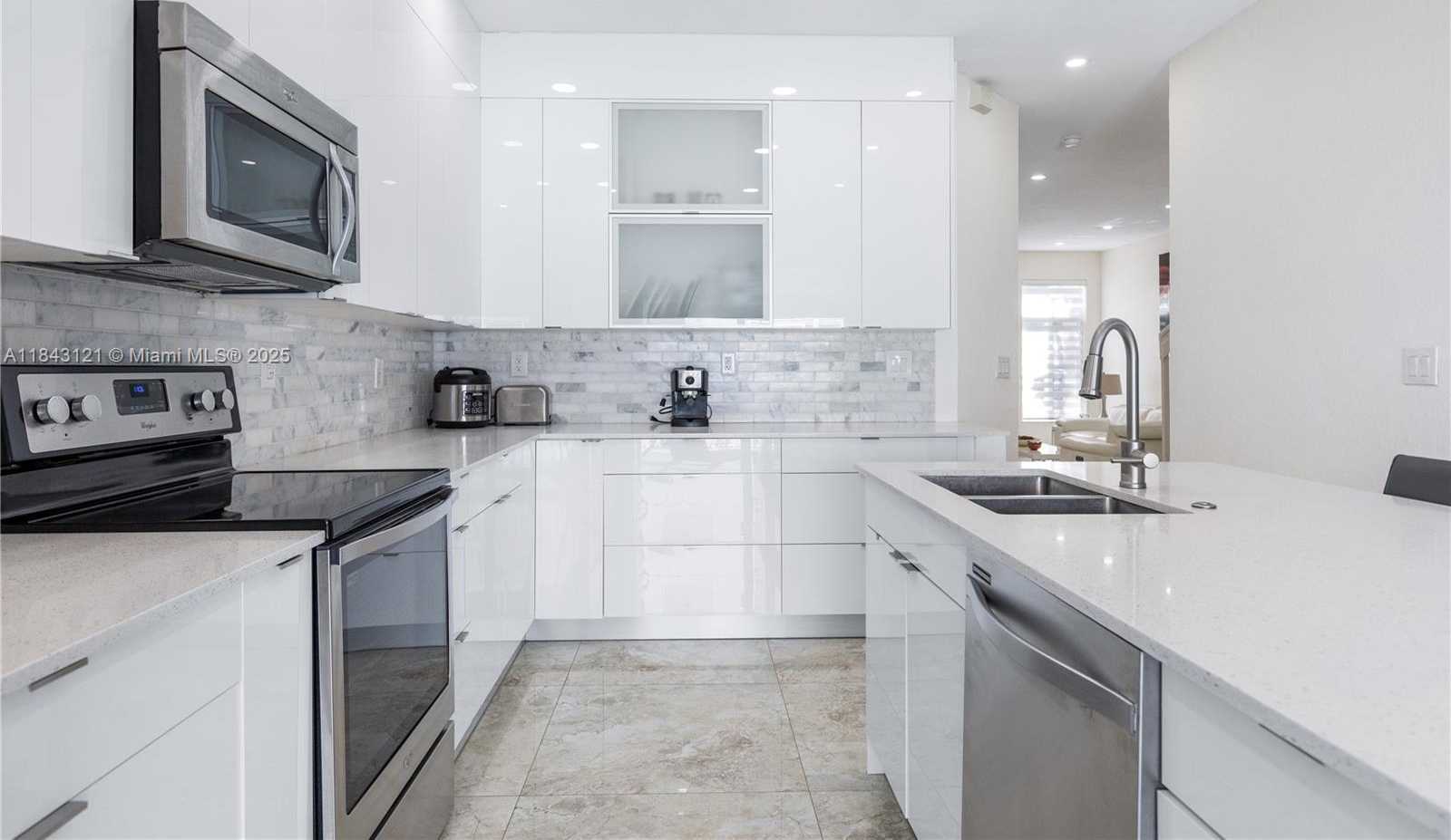 Small Image of 5622 NORTH WEST 112 CT, Doral Number 4