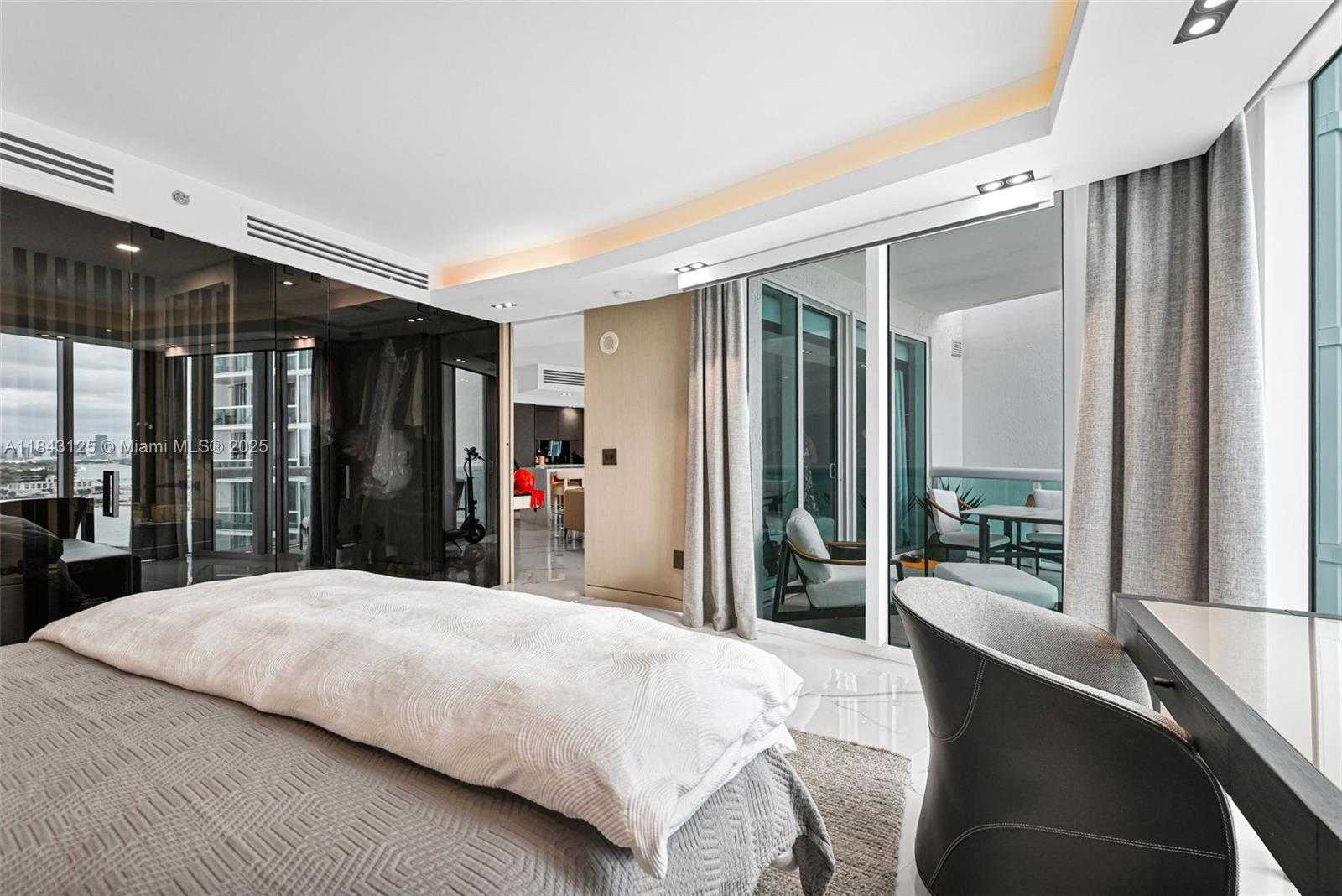 Small Image of 1000 SOUTH POINTE DR #1706, Miami Beach Number 26