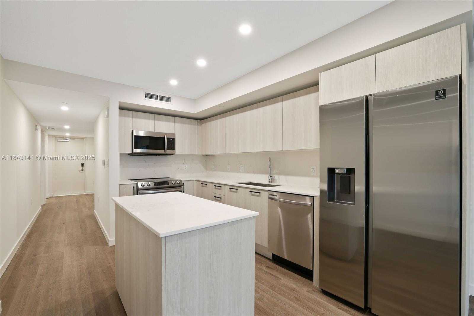 Small Image of 1500 BAY RD #N-0927, Miami Beach Number 3