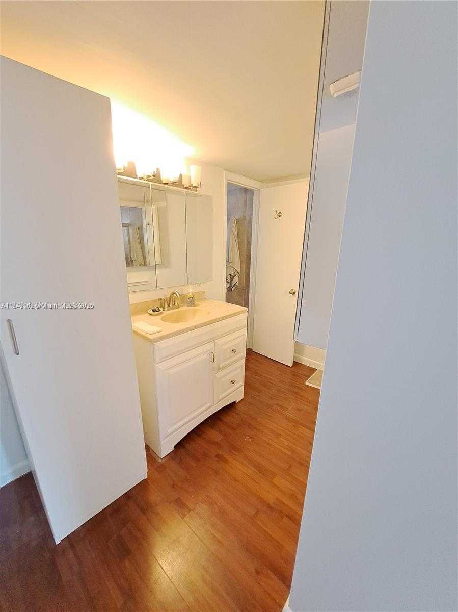 Small Image of 100 OCEAN LANE DR #403, Key Biscayne Number 23